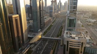 Gün batımı alacakaranlıkta Dubai cityscape yoğun araç trafiği Şeyh Zayed Yolu havadan görünümü