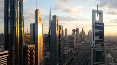 Akşam doğal Dubai şehir mimarisi. Sheikh Zayed Rd ve birçok gökdelenler ile çatı manzarası. Dubai, Birleşik Arap Emirlikleri.