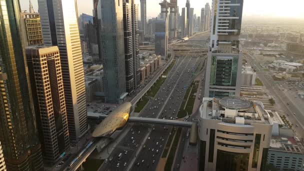 Naplemente alkonyatkor Dubai városkép elfoglalt járműforgalom Sheikh Zayed Road-légifelvételek — Stock videók