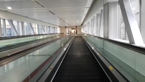 Moving travelator in the overhead passage of subway, Dubai, UAE — Stock Footage Moving travelator in the overhead passage of subway, Dubai, UAE Video Clip
