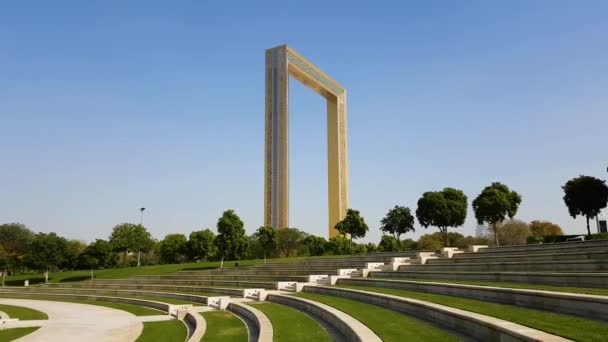 Dubai Frame, urban offentlig park ligger i stadsdelen Zabeel av Dubai, Förenade Arabemiraten — Stockvideo