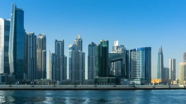 Business Bay, ticari, konut ve iş küme yeni bir uzantısı Dubai Creek boyunca panoramik manzaralı — Stok video