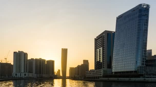 ドバイ クリークとビジネス ・ ベイ、ドバイ、アラブ首長国連邦の高層ビルに沈む夕日 — ストック動画