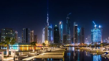 Dubai Creek, yatlar, gece zaman atlamalı ile pier çıkabilir dan şehir merkezine görüntüleyin. Dubai, Birleşik Arap Emirlikleri