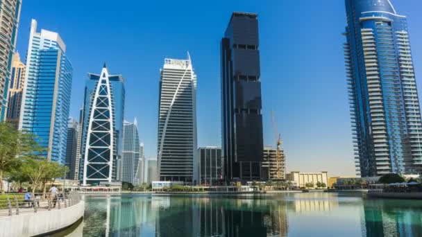 Piękny widok na budynki mieszkalne w Jumeirah Lake Towers, upływ czasu, Dubai, Zjednoczone Emiraty Arabskie — Wideo stockowe