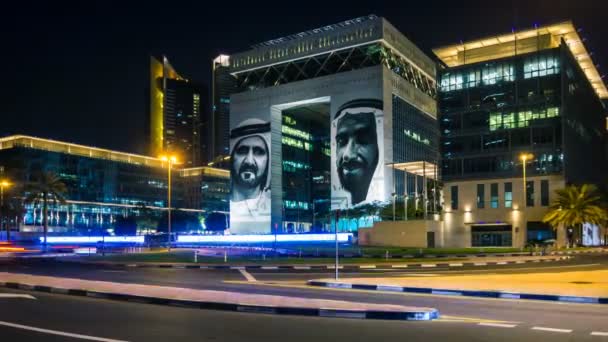 Tráfico nocturno cerca del edificio principal de The Gate del centro financiero internacional de Dubai, Dubai, Emiratos Árabes Unidos — Vídeos de Stock