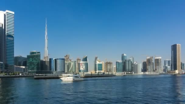 Business bay ve şehir merkezinin panoramik görünümünü alan Dubai, Birleşik Arap Emirlikleri — Stok video