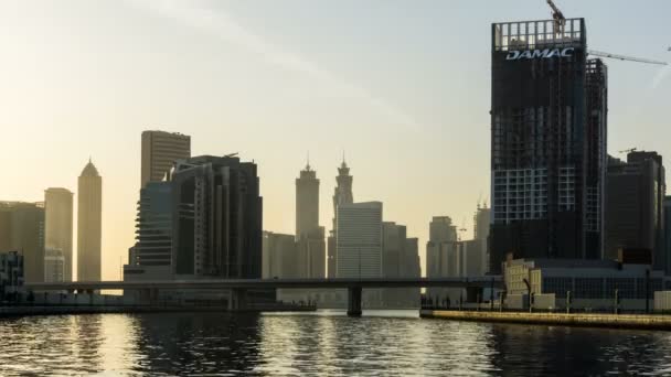 Business Bay, distrito empresarial central em construção em Dubai, Emirados Árabes Unidos . — Vídeo de Stock