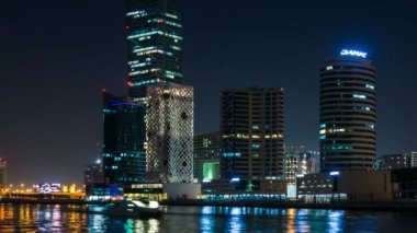 Modern binalar, iş defne, Dubai Creek, gece aydınlatma çıkabilir. Dubai, Birleşik Arap Emirlikleri