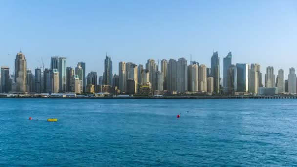 Vacker utsikt över Dubai Marina skyskrapor, sunset tid, Visa från Palm Jumeirah, timelapse, Dubai, Förenade Arabemiraten. — Stockvideo