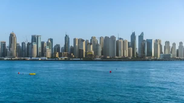 Bela vista dos arranha-céus da Marina do Dubai, hora do pôr-do-sol, vista de Palm Jumeirah, timelapse, Dubai, Emirados Árabes Unidos . — Vídeo de Stock