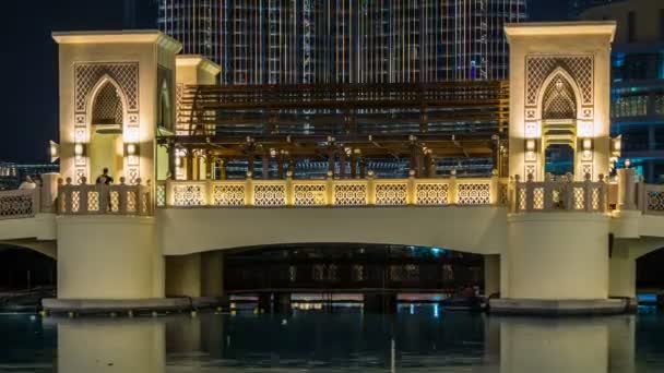 Souk Al Бахар міст поблизу торгового центру Dubai Mall в нічний час, час проміжок. Dubai, Об'єднані Арабські Емірати — стокове відео