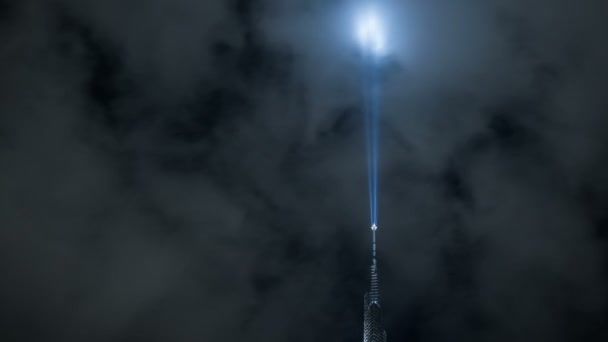 버즈 칼리파의 첨탑에 밝은 스포트 라이트는 하늘에 빛난다. 두바이, 아랍 에미리트 — 비디오