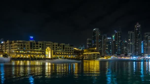 Time lapse of Dubai Fountain show near Dubai mall, Souk Al Bahar, Dirección hotel . — Vídeos de Stock