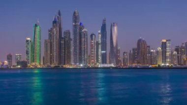 Dubai Yat Limanı cityscape, Palm Jumeirah, zaman atlamalı, Birleşik Arap Emirlikleri görünümünden gece geçiş için alacakaranlıkta.