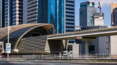 Tren geçen gün, Dubai, Birleşik Arap Emirlikleri ile metro istasyonu'na closeup görünümü