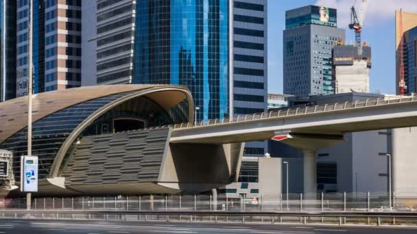 Vista ravvicinata della stazione della metropolitana con treno di passaggio di giorno, Dubai, Emirati Arabi Uniti — Video Stock