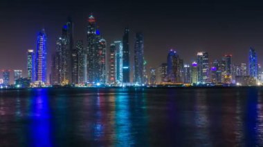 Dubai Marina Towers, gece manzarası, güzel görünümünü göster Palm Jumeirah, zaman atlamalı, Birleşik Arap Emirlikleri.