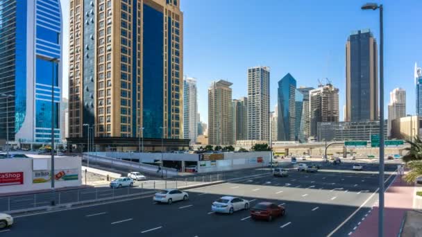 Tempo diurno, traffico su Al Sahel street, grattacieli di Dubai Marina, timelapse, Dubai, Emirati Arabi Uniti — Video Stock