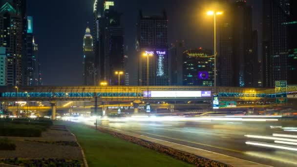 Traffico auto su Sheikh Zayed strada di notte nel centro, Burj Khalifa Dubai Mall Metro Station, grattacieli con illuminazione notturna. Dubai, Emirati Arabi Uniti — Video Stock