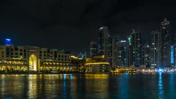 Navega en barco de madera en el lago de Dubai fuente mostrar área cerca de Dubai centro comercial y Burj Khalifa, timelapse. Dubai, Emiratos Árabes Unidos — Vídeo de stock