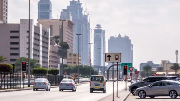 Zajęty ruchu kołowego, wysokie budynki na ulicy Sheikh Zayed Road, nowoczesne i rozwiniętych metropolii. Dubai, Zjednoczone Emiraty Arabskie. Upływ czasu — Wideo stockowe