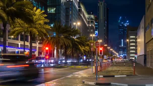 Calle nocturna cerca del edificio principal The Gate del centro financiero internacional de Dubai, Dubai, Emiratos Árabes Unidos — Vídeos de Stock