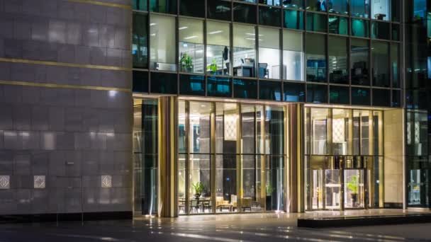 Wejście do The Gate głównego budynku z Dubai International Financial center, Dubaj, Zjednoczone Emiraty Arabskie — Wideo stockowe