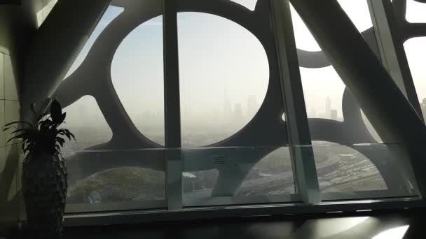 Vue du haut du cadre doré de Dubaï, meilleure nouvelle attraction, point de repère architectural dans le parc Zabeel. Dubai, Émirats arabes unis — Video