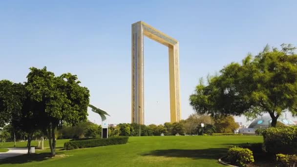 Dubai Frame, la mejor atracción nueva, el marco dorado más grande, un hito arquitectónico en Zabeel Park. Dubai, Emiratos Árabes Unidos — Vídeos de Stock