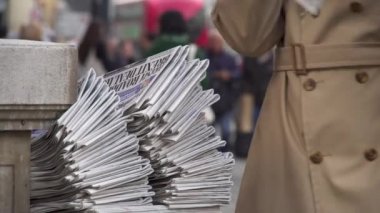 Popüler Evening Standard yığını, yayalar bedava günlük gazeteleri topluyor, ön sayfada Brexit başlığı var..