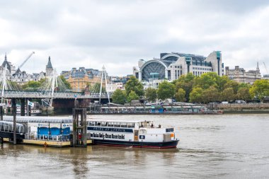 Charing Cross İstasyonu, Hungerford Köprüsü, river Thames, Festival Pier, gün zaman. Londra, İngiltere.