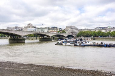 Gün zaman London Waterloo Bridge, Victoria dolgu, araba trafik.