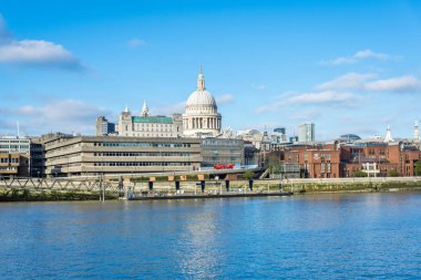 Güneşli gün seti Thames nehri, St. Paul Katedrali, Londra Okulu (Cls), Baynard Evi.