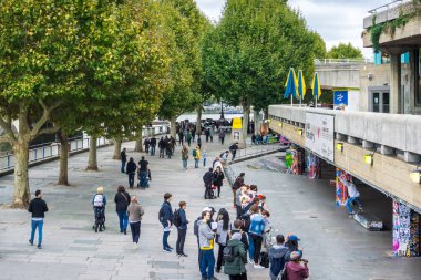 Güney kıyısı gezinti alanı ve Southbank Center 'daki beton Undercroft kaykay parkı. Londra, Uk.
