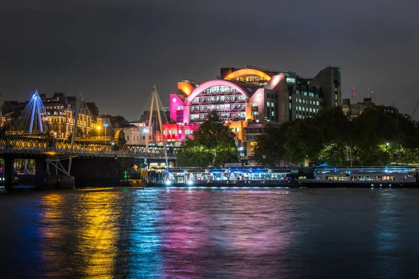 Charing Cross station, Hungerford Bridge, rivier Thames, reflectie nachtverlichting. London, Verenigd Koninkrijk. — Stockfoto