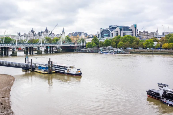 Charing Cross station, Hungerford Bridge, rivier Thames, Festival de Pier, dag tijd. London, Verenigd Koninkrijk. — Stockfoto