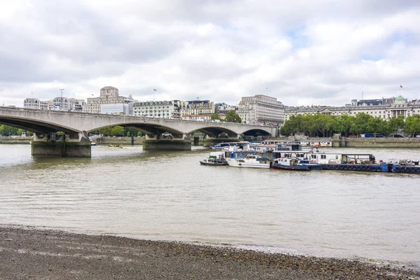 Hora do dia London Waterloo Bridge, Victoria Embankment, tráfego de carros . — Fotografia de Stock