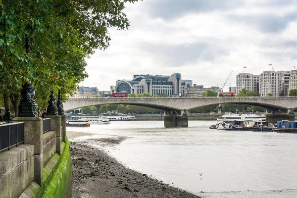 Dag tijd London Waterloo Bridge, treinstation van Charing Cross, footwalk embankment, autoverkeer. — Stockfoto