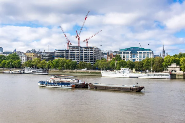 Dagtijd Victoria embankment Londen, bouw. — Stockfoto