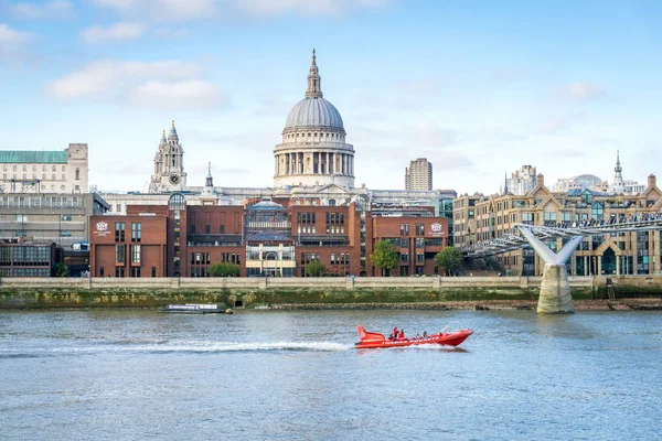 Kırmızı sürat teknesi Thames nehrinde St. Paul Katedrali 'ni geçerek yüzüyor. Londra, Uk.
