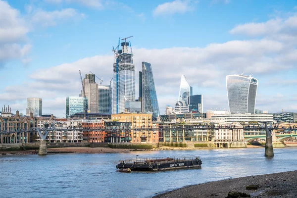 Gündüz vakti Londra şehrinin gökdelenleri milenyum köprüsü panoramik manzaralı İngiltere. Londra, Uk.