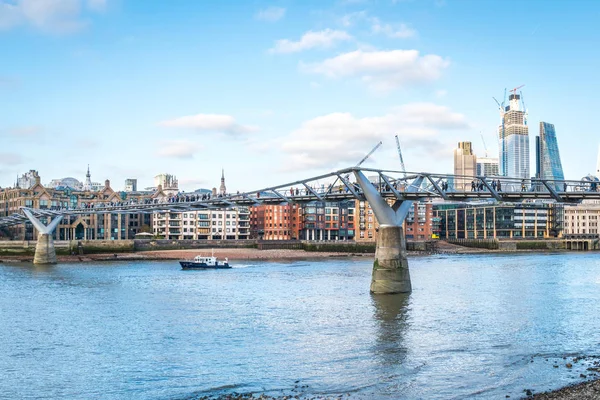 伦敦的白昼著名的千年人行天桥的人。 London, Uk — 图库照片