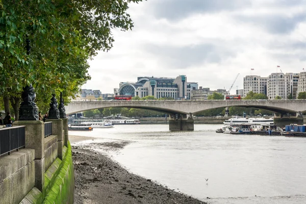 Tagsüber London Waterloo Bridge, charing Cross Bahnhof, Fußgängerdamm, Autoverkehr. Stockbild