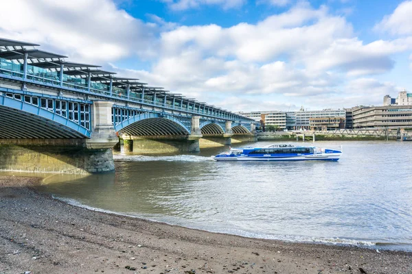 昼間ロンドン・ブラックフライアーズ鉄道橋,テムズ川,クルーズボート ロイヤリティフリーのストック画像