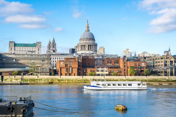 Journée ensoleillée Bateau de croisière, Tamise, Pont du Millénaire, Cathédrale Saint-Paul, École de la Ville de Londres . Images De Stock Libres De Droits