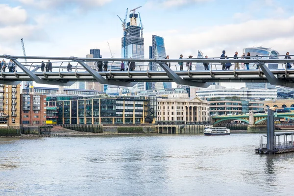 Daytime London gratte-ciel de la ville, Millennium Bridge, Tamise, People Walking . Image En Vente