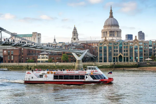 Un bateau touristique s'approche de la cathédrale Saint-Paul. Londres, Angleterre Photos De Stock Libres De Droits
