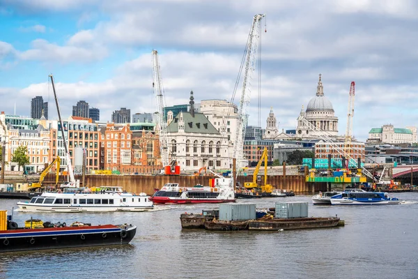 Dag tid London historiska byggnader centrum flod kran arbete. Stockbild