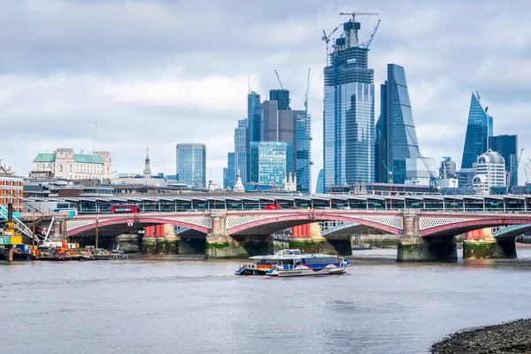 Bâtiments hauts dans le quartier financier de la City of London et le pont Blackfriars traversant la rivière Thames Photo De Stock